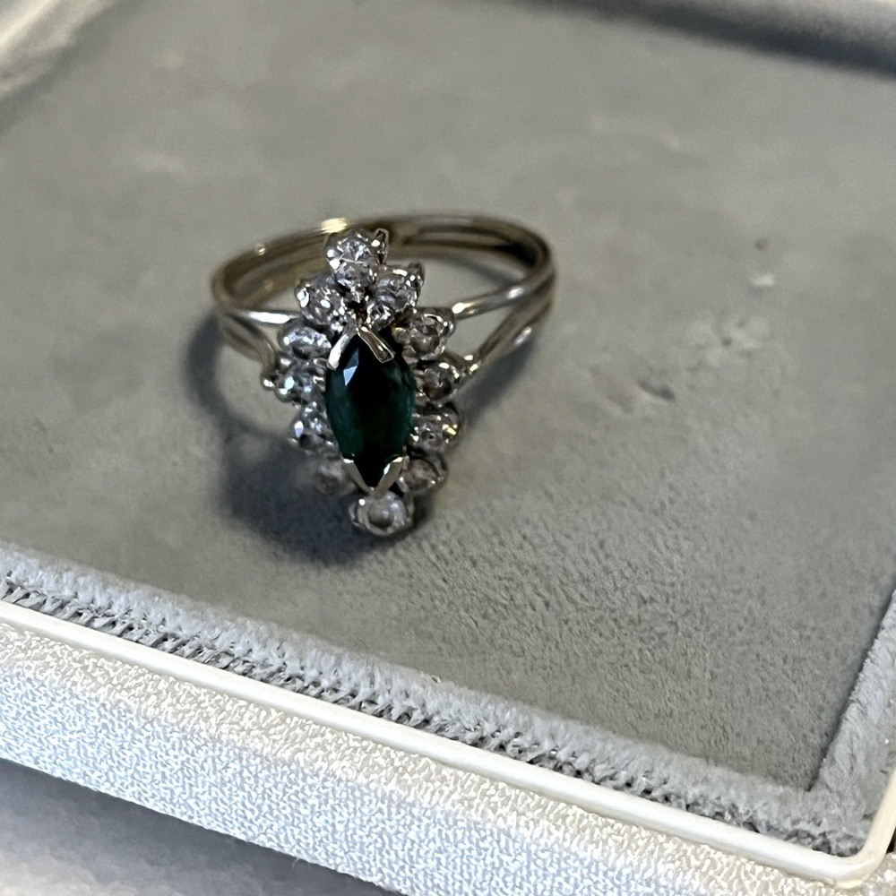 Emerald w diamonds ring